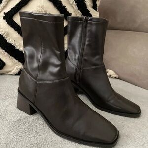 Tudor Elegant Black Ankle Boots